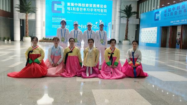 师生参加首届中韩投资贸易博览会翻译服务工作2.jpg